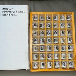 New USA PRESIDENTIAL 42 PIECE CERAMIC THIMBLE SET & WOOD BOX DISPLAY SHELF CASE
